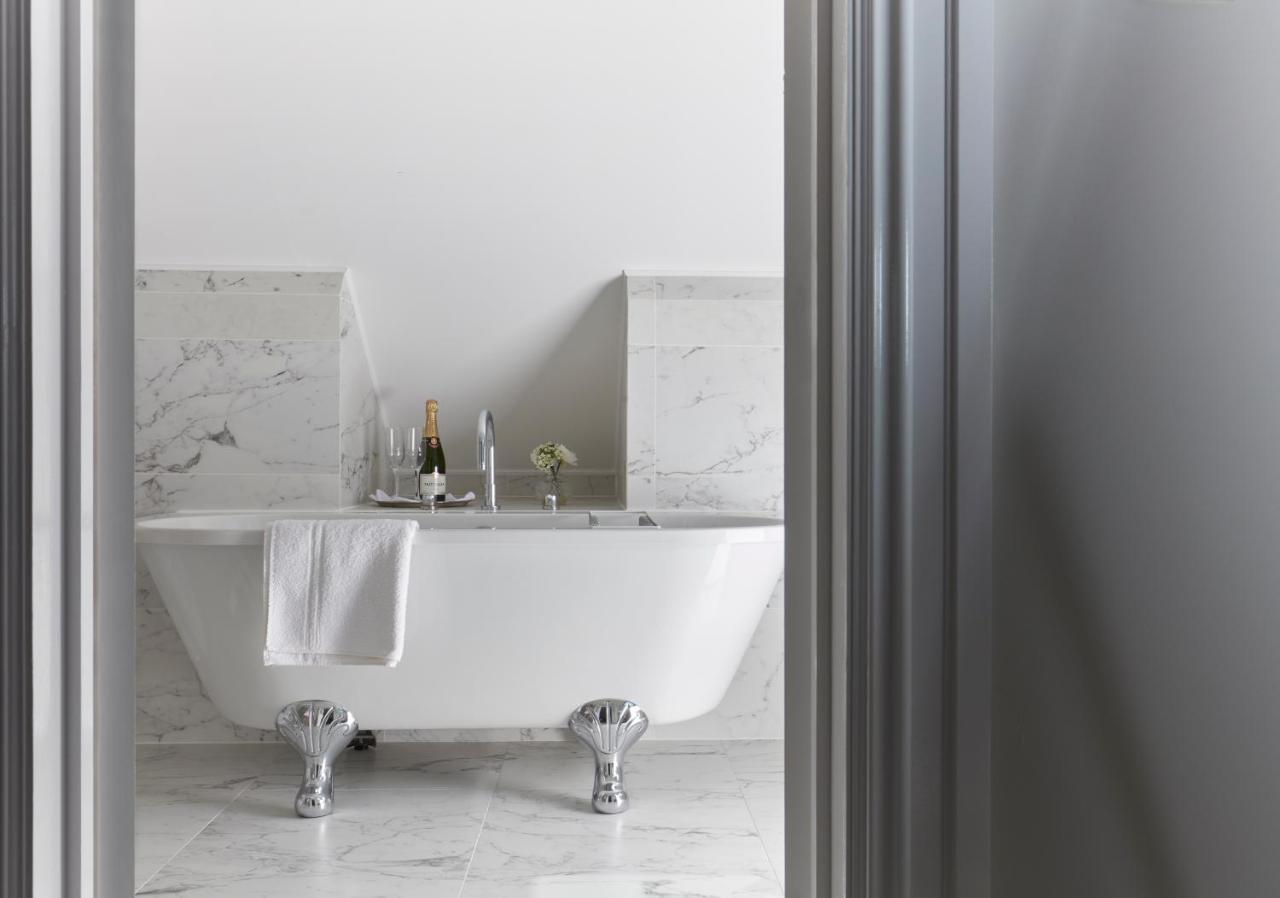 Bathen House Boutique Hotel Εξωτερικό φωτογραφία A freestanding bathtub