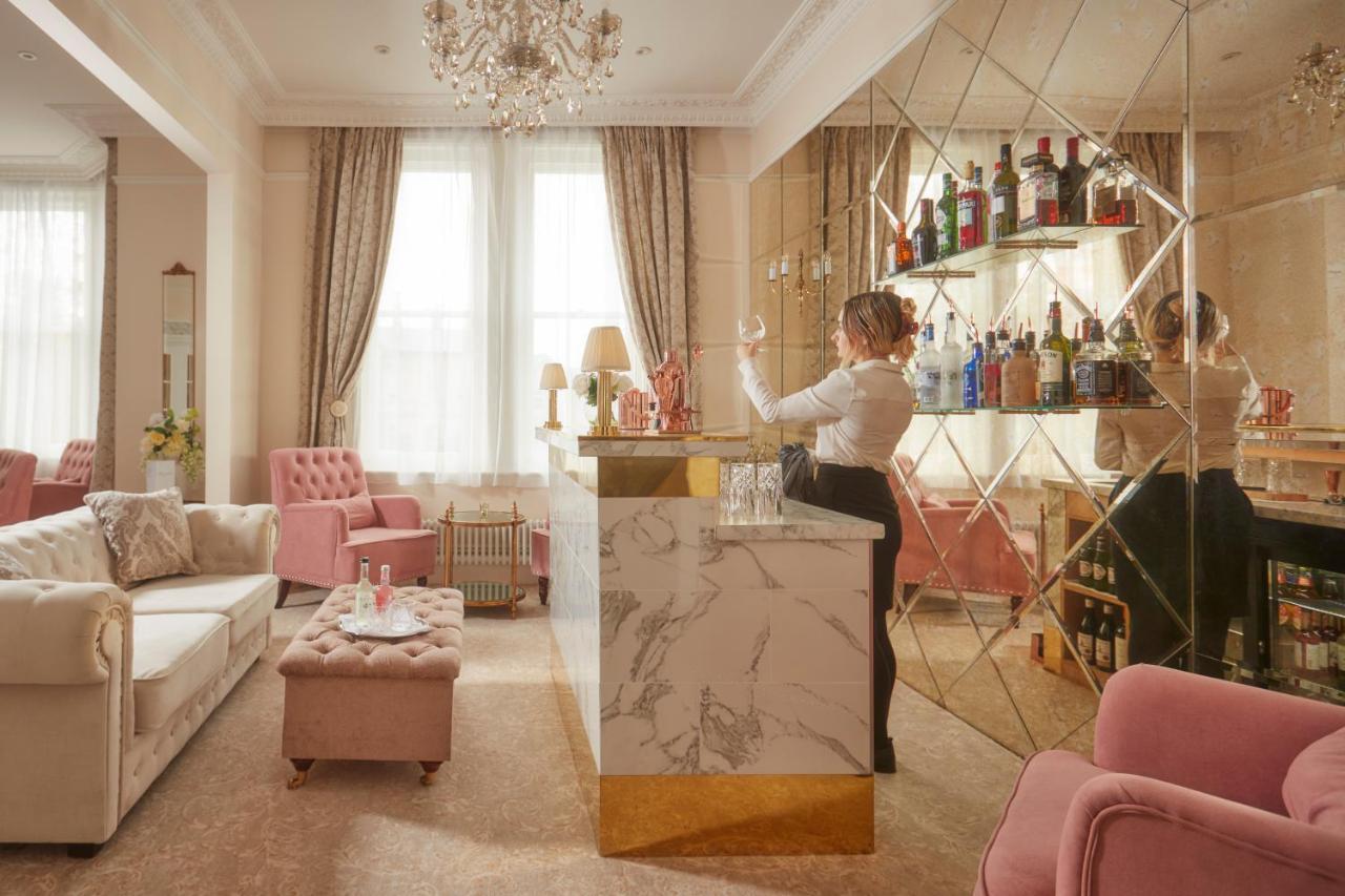 Bathen House Boutique Hotel Εξωτερικό φωτογραφία The bar at the Hotel de Crillon
