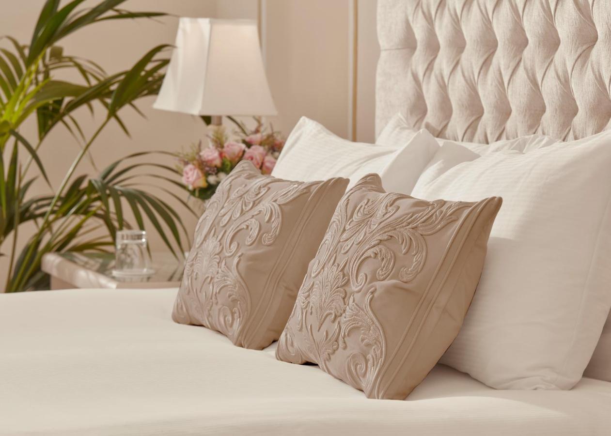 Bathen House Boutique Hotel Εξωτερικό φωτογραφία Pillows on a bed