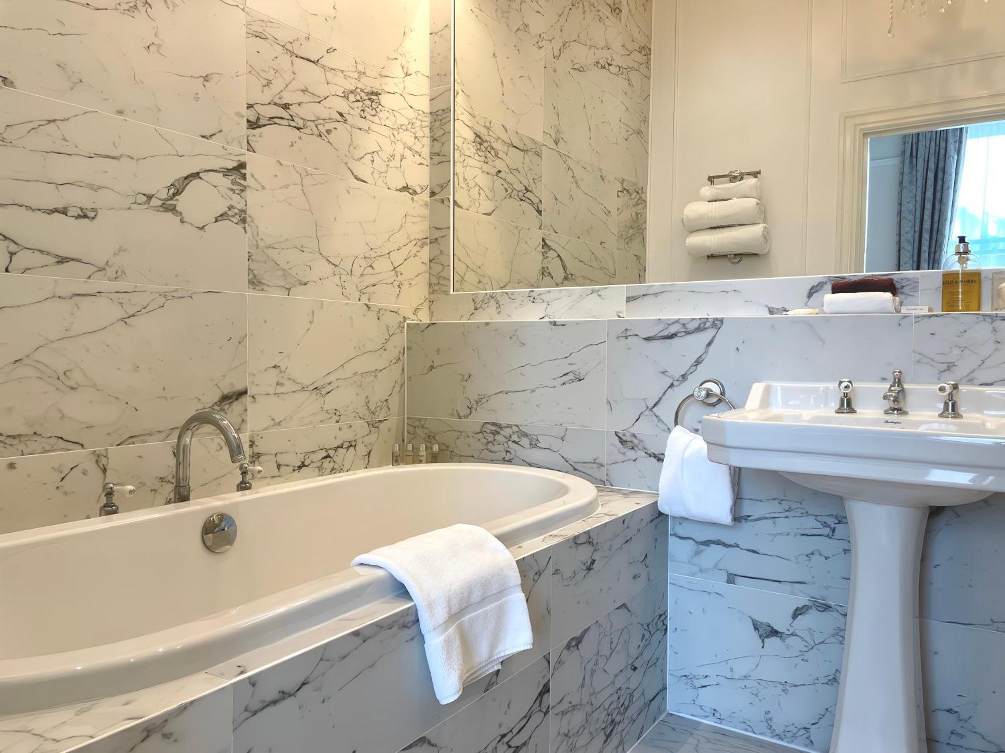 Bathen House Boutique Hotel Δωμάτιο φωτογραφία Bathroom in the hotel