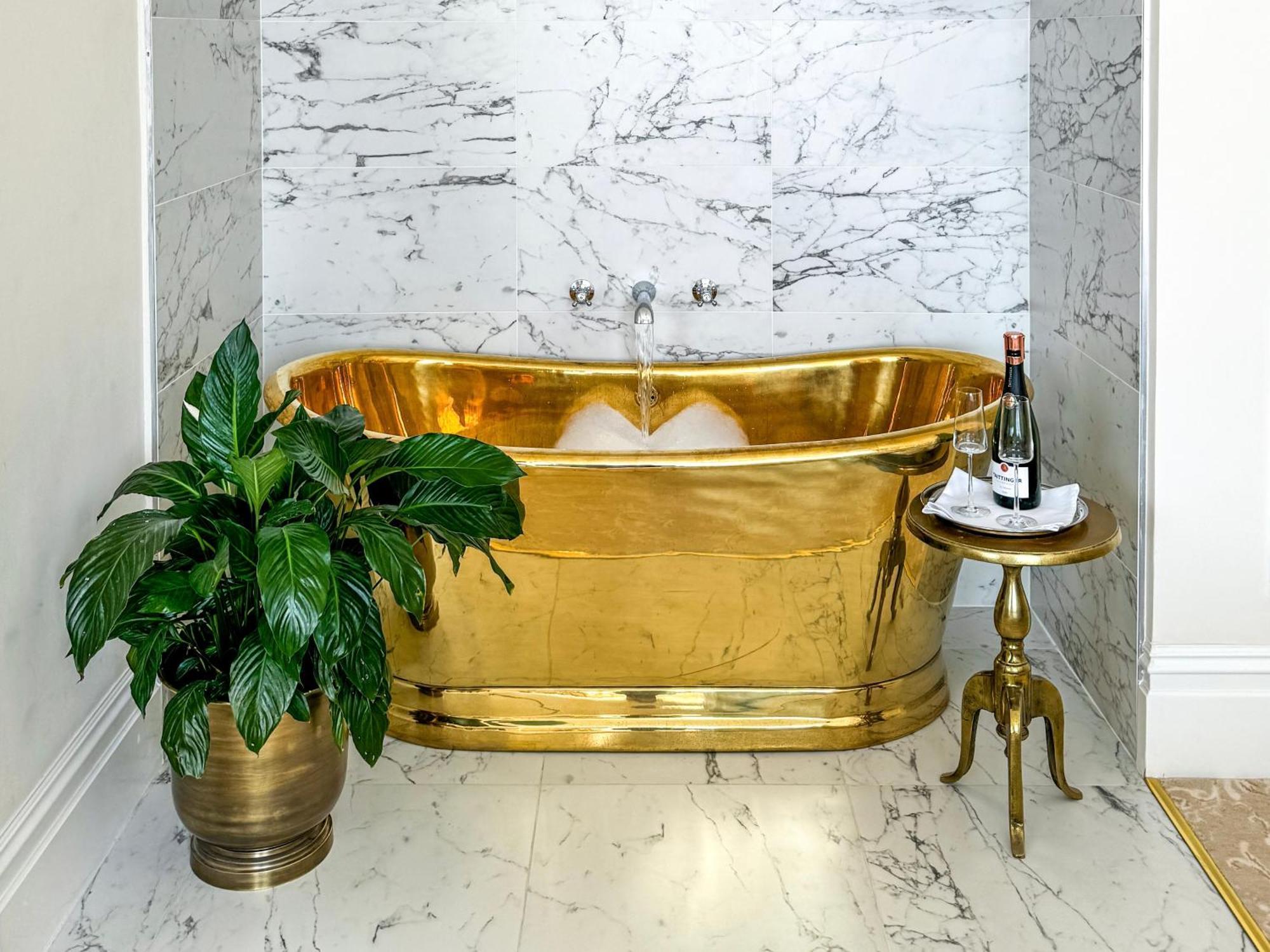 Bathen House Boutique Hotel Δωμάτιο φωτογραφία A freestanding copper bathtub